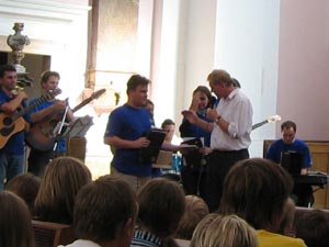 Jedinečné foto z křtu CD Zajeď na hlubinu. Klikněte pro zvětšení.